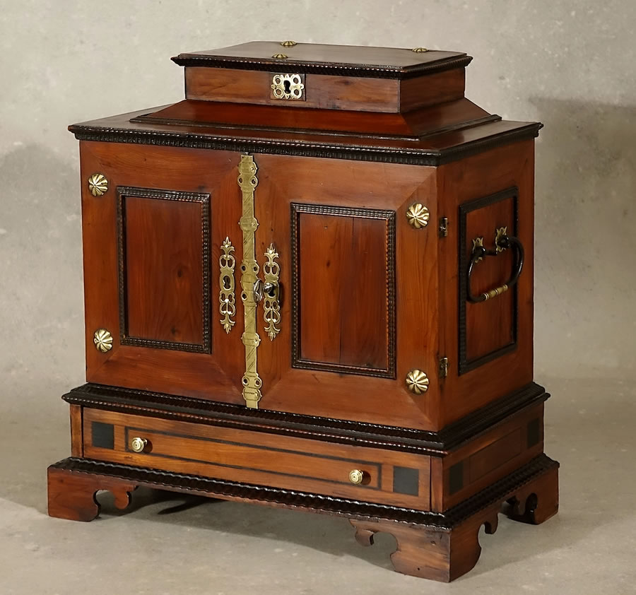 Petit cabinet en if  Egra Bohême  XVIIe siècle